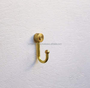 Ganchos de pared multiusos de latón, ideales para abrigos, toallas, bolsos y artículos decorativos en espacios interiores residenciales. - Product Image 6