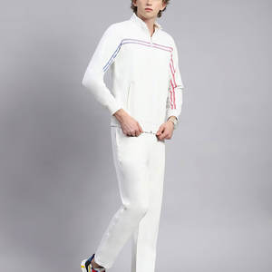 Ensemble de survêtement décontracté pour homme avec tissu doux et pantalon fuselé, idéal pour le sport ou les sorties décontractées - Product Image 1