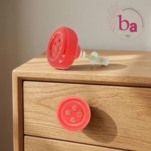Bouton de tiroir en laiton et bois en forme de corne de boeuf rouge, poignée de meuble contemporaine pour chambre et armoire, écologique et facile à installer - Product Image 1