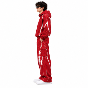 Conjunto Deportivo Rojo para Hombre con Gráficos de Llamas Blancas, Chaqueta con Capucha y Cierre y Pantalones Cargo para una Moda Urbana Moderna - Product Image 4
