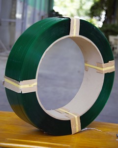 Rollo de flejado de plástico PET de longitud ajustable OEM ODM para máquinas de embalaje siguiendo los estándares de exportación de Vietnam - Product Image 1