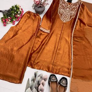 Ensemble de tenue ethnique de soirée de créateur en soie brodée lourde avec palazzo et dupatta à bordure en dentelle fantaisie, vente en gros - Product Image 4