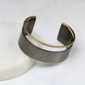 Brazalete de Latón Bicolor - Brazalete Abierto Minimalista de Metal Mixto - Joyería Ancha de Estilo Marcante en Gris Metálico y Dorado para Mujer - Product Image 2