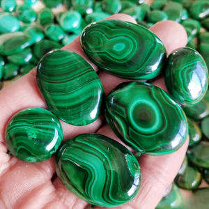 Cabujones de Malaquita Sueltos Exclusivos con Patrón Distintivo para Joyería de Boutique |   Gema Verde Natural |   Suministros para Manualidades |   Gema de Joyería - Product Image 2