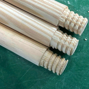 Manche de balai en bois de pin écologique, surface lisse couleur bois clair - Extrémités filetées et arrondies - Product Image 1
