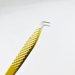 Pinzas de pestañas doradas tipo L personalizadas Agarre fuerte Puntas de acero inoxidable pulido Etiqueta privada sostenible - Product Image 1