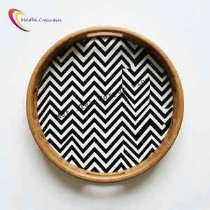 Bandeja Redonda de Madera de Acacia con Esmalte Chevron Blanco y Negro, Plato Decorativo Geométrico Moderno, Bandejas Decorativas para el Hogar al por Mayor - Product Image 1