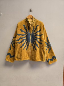 Veste Suzani en velours jaune moutarde pour femme, broderie artisanale bleue motif soleil, manteau ethnique bohème, vêtements d'extérieur de créateur en gros - Product Image 1