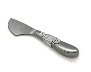 Diseñado para reuniones informales y presentaciones gastronómicas, el juego de cuchillos para queso de metal eleva instantáneamente la experiencia de servir queso. - Product Image 3