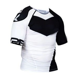 Diseña tu propia camiseta de rash guard personalizada para academia y gimnasio. Precio al por mayor. Camiseta de rash guard negra lisa para exteriores. - Product Image 3