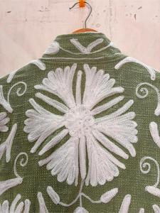 Chaqueta Suzani de Algodón Verde de Lujo para Mujer, Bordada con Patrón Floral, Manga Larga, Cuello Alto, Hecha a Mano, Estilo Boho Artesanal - Product Image 5