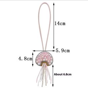 Llaveros de diamantes de imitación vintage hechos a mano con diseño de medusa rosa y blanca, llaveros brillantes multicolor con letras del alfabeto, dijes de pulsera con inicial. - Product Image 1