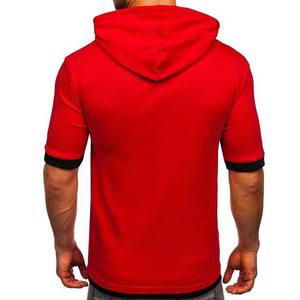 เสื้อยืดผู้ชายสีแดงมีฮู้ด แขนสั้น ผ้าถักโพลีเอสเตอร์ สีพื้น สวมใส่สบาย ระบายอากาศได้ดี ทรงปกติ สำหรับฤดูร้อน - Product Image 3