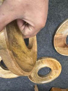 Venta al por mayor de platos de Madera hechos a mano para charcutería decorativa y aperitivos para servir pulidos por artesanos carpinteros - Product Image 4