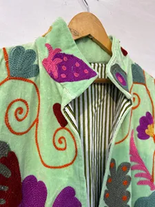 Chaqueta larga vintage de terciopelo verde menta Suzani bordada con diseño floral, manga larga, ropa de abrigo de invierno para mujer - Product Image 2