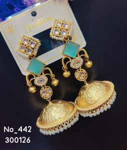 Pendientes Jhumka de estilo étnico Kundan con acabado dorado, piedras de colores y perlas - Product Image 3