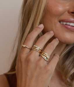 Bague de fiançailles solitaire minimaliste en or massif 14K 18K avec diamant de laboratoire taille émeraude serti clos, pour femme, à porter au quotidien - Product Image 5
