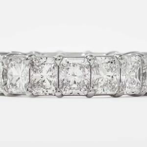 Anillo de compromiso de diseño premium con banda de eternidad completa de diamantes cultivados en laboratorio de corte radiante de 10.00 quilates en oro blanco de 14 quilates - Product Image 3