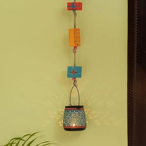 Farol Colgante de Hierro con Decoración Artesanal de Madera Colorida para el Hogar - Product Image 1