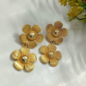 Pendientes Largos de Moda al por Mayor, Diseño de Flor Natural, Hechos a Mano en Latón, Estilo Moderno para Mujer - Product Image 3
