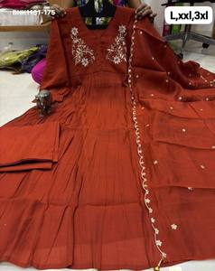 Nuevo conjunto de Kurti-Pant y Dupatta redondo con bordado Zardosi y cuentas, hecho a mano en Mal Chanderi, de la mejor calidad. Proveedor de la India. - Product Image 3