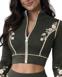 Conjunto de yoga de dos piezas verde oliva para mujer, top corto con cremallera y pantalones acampanados de cintura alta con bordado floral, ropa deportiva para gimnasio, OEM personalizado - Product Image 2