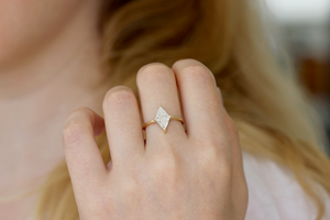Anillo de Compromiso de Diamantes con Corte Princesa para Mujer, Oro Amarillo, Estilo Clásico - Product Image 4