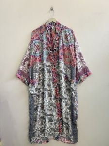 Kimono vintage en soie patchwork, robe de détente indienne en soie, robe faite à la main - Product Image 1