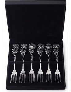 Ensemble de fourchettes en métal au design élégant en forme de rose, finition mate, résistantes à la rouille, idéales pour les mariages et la restauration. - Product Image 6