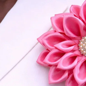 Broche de Flores con Patrón Rosa y Verde, Elegante Pin Floral para Ropa de Mujer, Accesorio de Moda con Pétalos de Tela Únicos - Product Image 5