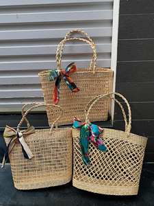 Sac fourre-tout en PVC écologique fait main au Vietnam avec décorations de paillettes et de perles, fermeture ouverte, taille unisexe, couleurs assorties - Product Image 2