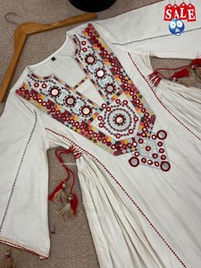 Conjunto de Pantalón y Top Informal de Algodón Khadi Puro Étnico para Mujer, con Bordado y Borlas, Corte Holgado, Largo Midi, Estilo India Pakistán - Product Image 3