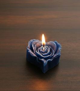 Mejora tu Decoración con Nuestra Vela de Cera de Soja Hecha a Mano con Forma de Mini Rosa, Diseñada con un Elegante Patrón Floral para Navidad - Product Image 1