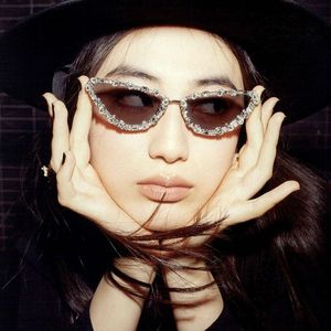 Nouvelles Lunettes de Soleil Unisexe à Monture Complète en Métal, Forme Triangulaire Œil de Chat, Incrustées de Diamants, Protection UV400, Idéales pour l'Extérieur, Style Sophistiqué et Chic, Tendance Instagram - Product Image 2