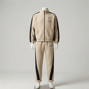 Ensemble de survêtement beige et noir pour femme, veste zippée, pantalon large, motif graphique minimaliste, streetwear décontracté - Product Image 1