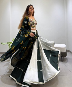 Lehenga Choli traditionnel en soie pour femmes avec dupatta, pour porter pendant Navratri, style indien, vert et blanc brodé - Product Image 5