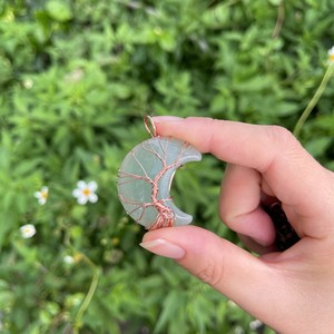 Colgante de Péndulo Hecho a Mano con Forma de Luna y Envoltura de Alambre en Piedras Semipreciosas Moradas, Negras, Verdes, Rosas y Azules, Artesanía Coleccionable - Product Image 4