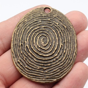 Pendentif Anneaux d'<span class=keywords><strong>Arbre</strong></span> Concentriques 59x47mm en Alliage de Zinc Argent Vieilli pour Souvenir de <span class=keywords><strong>Mariage</strong></span> en Forêt - Product Image 3