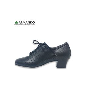 Chaussures de danse latine OEM pour femmes, en cuir pleine fleur perforé, respirantes, à lacets, à talon bas, pour la pratique et la danse de salon, avec logo personnalisé, petite taille - Product Image 2