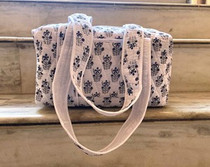 Sac de voyage matelassé de luxe en coton à motif floral, compatible avec les contrôles de sécurité, sac de sport de haute qualité, sac de voyage personnalisé Bloom, organisateur de plage - Product Image 1
