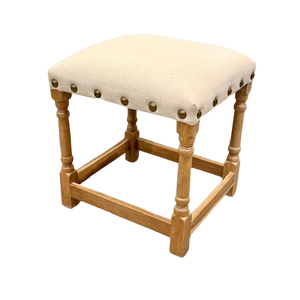 Tabouret en bois traditionnel avec revêtement en tissu capitonné et garniture en clous de laiton, meubles de salon - Product Image 1
