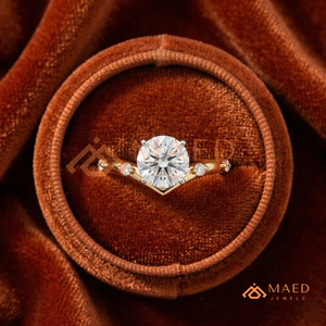 แหวนหมั้นทองคำ 14K ลายเชฟรอนประดับเพชรเม็ดเดี่ยวพร้อมดีเทลด้านข้าง – แหวนหมั้นทรงวิชโบน ทองคำเคลือบเงิน ทรงกลม ตัดแบบวีริง - Product Image 4