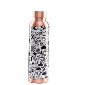 Botella de agua de cobre de diseño con arte impreso moderno en blanco y negro, cuerpo metálico duradero, ideal para yoga, gimnasio y viajes. - Product Image 1