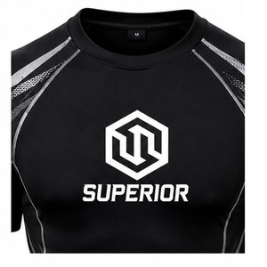 Camiseta de compresión transpirable con tecnología de tejido avanzada que absorbe eficientemente la humedad, garantizando una experiencia cómoda. - Product Image 6