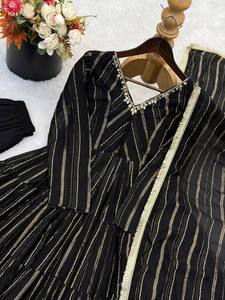 Abito di Design in Finto Georgette, Collezione Anarkali Pakistana per Matrimoni, Completo Anarkali con Kameez Corto, India - Product Image 3