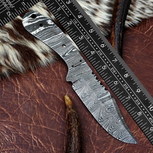 Couteau Bowie à pointe clip en acier Damas, manche pleine longueur, 12,5 pouces - Acier forgé à la main, pour la chasse et le camping, fait à la main par un forgeron - Product Image 4
