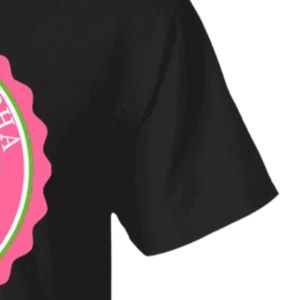 T-shirt brodé pour femme, noir, manches courtes, col rond, décontracté, avec emblème circulaire rose et vert sur la poitrine, haut en coton pour femme - Product Image 3