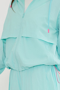 Ensemble coupe-vent léger pour femme avec sweat à capuche froissé et short, tenue de sport décontractée, ensemble de survêtement 2 pièces assorti avec taille élastique - Product Image 3