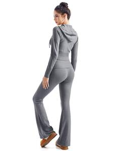 Ensemble de survêtement gris pour femme – Tenue de sport décontractée et élégante avec haut zippé et pantalon évasé assorti – Vêtements de sport - Product Image 4