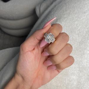 Anillo de Compromiso con Diamante de Corte Esmeralda Certificado por IGI de 10 Quilates, Tres Esmeraldas Laterales, Oro Blanco de 18k - Product Image 1